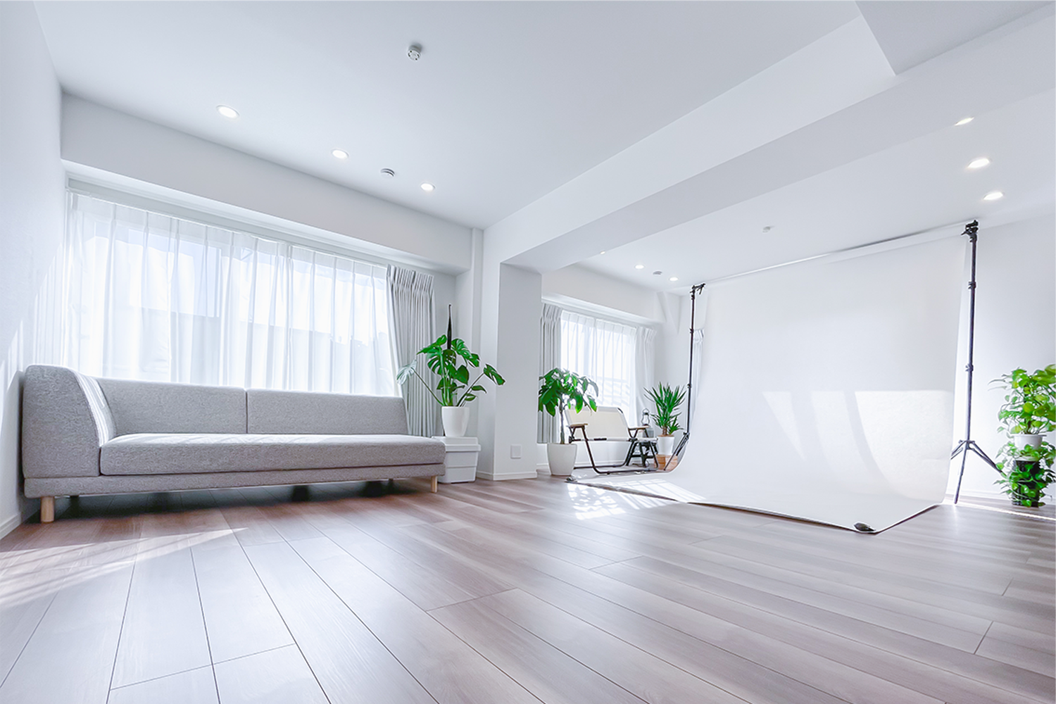 Interior photo of a simple and friendly Tokyo photo studio with plenty of natural light.