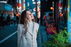 渋谷センター街での女の子のネオンのCandidポートレート