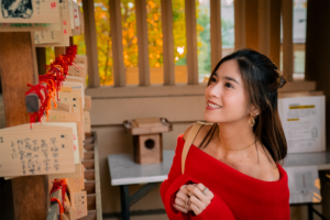 東郷神社の伝統的な日本の雰囲気の中で女性の自然なポートレート