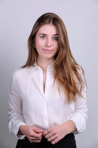プロフェッショナルなヘッドショットで、自信と優雅さを醸し出し、企業プロフィールや個人ブランディングに最適です。JG Studioのポートレート写真の専門知識で、最高の姿をお届けします。