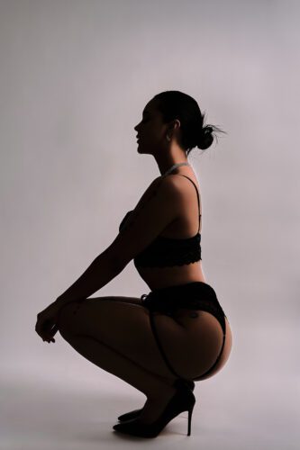 親密で上品なブドワールポートレートは、被写体の優雅さと自信を捉えています。JG Studioのライフスタイル写真撮影の専門知識により、敬意を払い、力を与える体験が保証されます。
