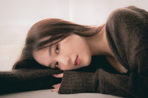 Close-Up Portrait for a Japanese Model Portfolio A close-up of a model wrapped in a blanket. Soft light illuminates her face, creating a relaxed and cozy atmosphere.