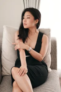 東京のスタジオで撮影されたモデル・ユリコのブラックドレスポートレート。高級ファッションフォトに最適。