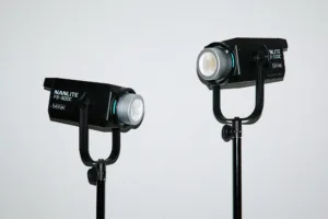 東京のJGスタジオでナンライト FS-300C フルカラースタジオライティングをレンタル。プロのフォトシュートに最適な高品質LEDライトを1時間¥1,000でご利用いただけます。