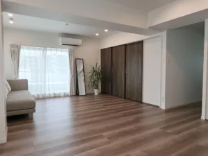 鏡と観葉植物が配置されたスタイリッシュな東京のフォトスタジオ。自然光を活かした多目的撮影に最適です。