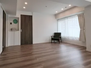 木目調の床と大きな窓が特徴の広々とした東京のフォトスタジオ。プロの撮影に最適です。