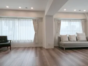 大きな窓から自然光が入る明るい東京のフォトスタジオ。クリエイティブな撮影にぴったりです。