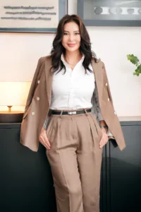 Professional therapist posing in a modern Tokyo office, business portrait by JG Studio.
