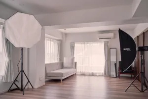 プロ機材完備の東京のレンタルフォトスタジオ 東京渋谷の写真スタジオ、JG Studioのメインスペース。ライトスタンド2台、RGB LEDライト2台、ライトモディファイア2台を完備。