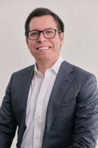 Professional corporate portrait of a man in a suit, ideal for business headshots and LinkedIn profiles, photographed in Tokyo by JG Studio.