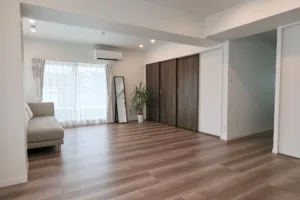 鏡と観葉植物がある東京のフォトスタジオ 鏡と観葉植物が配置されたスタイリッシュな東京のフォトスタジオ。自然光を活かした多目的撮影に最適です。