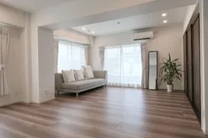 モダンなソファ設置の東京フォトスタジオ モダンなソファ、大きな窓、木目調の床を備えた東京のフォトスタジオ。プロの撮影に最適です。