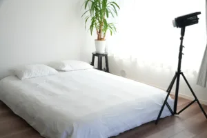 メインスタジオエリアにおける、エアーベッドとプロ仕様のNanlite FS-300C照明を活かした、クリーンなライフスタイル・アレンジメント。